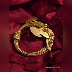 Beautiful Brooch, gold toned, mistletoe wreath design, vintage